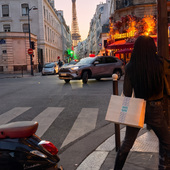 Un souvenir de Paris.

On vient pour les monuments, on reste pour l’atmosphère… et on repart avec une petite gourmandise parisienne 🛍️🍫

🇬🇧 A souvenir of Paris to take home.

Come for the monuments, stay for the atmosphere… and leave with a little Parisian treat 🛍️🍫

#JeanPaulHevin #chocolatier #chocolatierparis #parissouvenir #MeilleurOuvrierdeFrance #RelaisDesserts