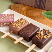 Les excellents Exquis Momo 🕶
Croquez dans nos parfums vanille de Madasgacar, cacao, mangue/yaourt et pistache/griotte et leurs délicieux enrobages de chocolat sélectionnés. 

🚲 Livraison possible en 1h ou programmée à l'heure de votre choix à Paris et proche banlieue 

🇬🇧 The excellent Exquis Momo 🕶
Treat yourself to our Madagascar vanilla, cocoa, mango-yogurt, and pistachio-morello cherry flavors, all wrapped in deliciously selected chocolate coatings.

🚲 Delivery available within 1 hour or scheduled at your convenience in Paris and its inner suburbs

#JeanPaulHevin #chocolatier #chocolatierparis #glace #Esquimau #ExquisMomo #HévinNkolossang #MeilleurOuvrierdeFrance #RelaisDesserts