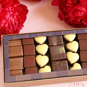 Un moment de sensibilité à partager avec sa maman 💞

Sélection de ganaches et de pralinés complétés par 3 créations
✨ Cœur praliné amandes, notes de poivre Magk Khen du Laos (saveurs d'agrumes et légère amertume).�
✨  Plein soleil : praliné amandes notes de baie d’Andaliman (saveurs florales et citronnées).
✨  Amour infini : praliné amandes notes de poivre Mang Tang du Vietnam (saveurs fraiches et citronnées verveine).

🇬🇧 A heartwarming moment to share with Mom 💞

A selection of ganaches and pralines, featuring 3 new creations:

✨ Almond Praline Heart: Infused with Mak Khen pepper from Laos (citrus notes with a touch of bitterness).
✨ Plein Soleil: Almond praline infused with Andaliman berries (floral and citrus notes).
✨ Amour Infini: Almond praline infused with Mang Tang pepper from Vietnam (fresh, verbena-citrus notes).

#JeanPaulHevin #chocolatier #chocolatierparis #FêtedesMères #MeilleurOuvrierdeFrance #RelaisDesserts