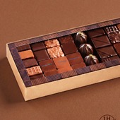 Un coffret pour les grandes occasions, ou pour se préparer à la rentrée 🤭

🇬🇧 A chocolate box for special occasions, or to get ready for back-to-school 🤭

#JeanPaulHevin #chocolatier #chocolatierparis #boitedechocolats #MeilleurOuvrierdeFrance #RelaisDesserts