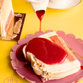 Le vacherin glacé, un grand classique à découvrir et redécouvrir ! 

Meringue craquante, sorbet/parfait glacé et chantilly à la vanille dans un format rectangulaire fidèle aux créations de la Maison, qui en facilite également la découpe. 

En plus de l’incontournable parfum cacao, découvrez nos associations fruitées vanille/fraise, fraise/yuzu ou framboise/passion à accompagner d’un coulis de fraise maison. 

🚲 Notre vacherin vanille/fraise est disponible en livraison dès 1h ou programmée à l'heure de votre choix à Paris et proche banlieue.

Frozen vacherin, a timeless classic to discover and rediscover!

Crunchy meringue, sorbet/frozen parfait, and vanilla whipped cream in a rectangular format true to the House’s creations, making it easier to slice and serve as well.

In addition to the essential cocoa flavor, discover our fruity combinations of vanilla/strawberry, strawberry/yuzu, or raspberry/passion fruit, best enjoyed with our homemade strawberry coulis.

🚲 Our Strawberry/vanilla vacherin is vailable in 1 hour delivery or scheduled at the time of your choice in Paris and inner suburb.

#JeanPaulHevin #chocolatier #Vacherin #glace #MeilleurOuvrierdeFrance #RelaisDesserts