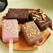 Journée idéale pour croquer dans un Exquis Momo ☀️

Nouveau ✨ pistache Griottes : sorbet griottes, glace pistache, enrobage chocolat Ruby et pistaches concassées.

Nouveau ✨ yaourt mangue : sorbet mangue, glace au yaourt. Enrobage chocolat au lait et sablés concassés 

Vanille amandes : glace vanille et amandes caramélisées, vanille bourbon de Madagascar, biscuit amande-châtaigne, chocolat noir Grand Cru de Cameroun 70% et amandes.

Cacao : sorbet cacao, biscuit amande-châtaigne, enrobage chocolat noir Grand Cru du Cameroun 70%, grué de cacao.

A l'unité ou en coffret de 5. Disponible en boutique et en livraison pour l'achat d'un coffret. 

🇬🇧 Perfect day to bite into an Exquis Momo ☀️

New ✨ Pistachio Morello Cherry: Morello cherry sorbet, pistachio ice cream, Ruby chocolate coating, and crushed pistachios.

New ✨ Mango Yogurt: Mango sorbet, yogurt ice cream, milk chocolate coating, and crushed shortbread pieces.

Vanilla Almond: Bourbon vanilla ice cream from Madagascar, caramelized almonds, almond-chestnut biscuit, 70% Grand Cru dark chocolate from Cameroon, and almonds.

Cacao: Cacao sorbet, almond-chestnut biscuit, 70% Grand Cru dark chocolate coating from Cameroon, and cacao nibs.

Available individually or in a box of 5. Available in-store, and for delivery with the purchase of a box.

#JeanPaulHevin #chocolatier #chocolatierparis #glace #Esquimau #ExquisMomo #HévinNkolossang #MeilleurOuvrierdeFrance #RelaisDesserts
