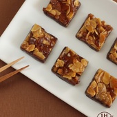 Les florentins : un plaisir intemporel entièrement artisanal réalisé dans nos ateliers en région parisienne. 

Nos florentins se composent de pâte sablée aux amandes, d’amandes et oranges caramélisées au miel, le tout partiellement enrobé de chocolat. 

Disponible en individuel et en sachets en boutique, ou en coffrets dans nos boutiques et sur notre site internet. 

🇬🇧 Florentins, a timeless pleasure, entirely handcrafted in our workshops in the Paris region.

Our florentins are made with almond sweet shortcrust pastry, honey-caramelized almonds and candied oranges, on a chocolate base. 

#JeanPaulHévin #Chocolatier #Florentins #MeilleurOuvrierdeFrance