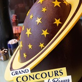 Rendez-vous dans notre boutique Jean-Paul Hévin Panthéon au 53 rue Mouffetard pour tenter de deviner le poids de l'œuf Saturne géant en vitrine 🪐 

🎁 A gagner : un œuf Saturne d'une valeur de 124€

🤫 Il est composé uniquement de chocolat ! 

💫 Concours ouvert jusqu'au 19 avril, participation dans notre boutique Jean-Paul Hévin Panthéon. Règlement disponible en boutique et sur notre site Internet. 

Come in our Jean-Paul Hévin Panthéon boutique at 53 rue Mouffetard to try to guess the weight of the giant Saturn egg in the window 🪐

🤫 It's made entirely of chocolate!

🎁 Win a Saturn egg worth €124

💫 Contest open until April 19th, entry is available at our Jean-Paul Hévin Panthéon boutique. Rules are available in-store and on our website.

#JeanPaulHevin #chocolatier #chocolatdepaques #chocolatierparis #hévinnkolossang #MeilleurOuvrierdeFrance #RelaisDesserts #concourspaques #mouffetard