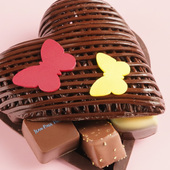 La délicatesse de la dentelle et la douceur de l’amour. 
Édition limitée pour la fête des mères à garnir avec ses chocolats préférés. 

🛍 Disponible uniquement en boutique et en click & collect 

🇬🇧 The delicacy of lace and the sweetness of love.
Mother's Day limited edition – fill it with her favorite chocolates!

🛍 Available in-store and click & collect only

#JeanPaulHevin #chocolatier #chocolatierparis #idéecadeau #FêtedesMères #MeilleurOuvrierdeFrance #RelaisDesserts