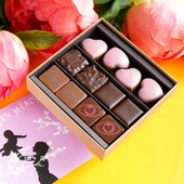 Ce dimanche, faites plaisir à votre maman en choisissant une création Jean-Paul Hévin : coffrets de chocolats, tablettes Grands Crus, macarons, pâtisseries…

De beaux moments de partage en famille célébrés autour de la gourmandise. 

Dans nos boutiques, en Click & Collect, en livraison coursier ou partout en France pour toute commande passée jusqu’au 23 mai à 11h. 

🇬🇧 This Sunday, treat your mom with a Jean-Paul Hévin creation: boxes of chocolates, Grands Crus bars, macarons, pastries, and more.

Beautiful family moments celebrated through delicious treats.

In our stores, via Click & Collect, courier delivery, or anywhere in France for all orders placed before 11 a.m. on May 23rd.

#jeanpaulhevin #chocolatierparis #boitedechocolats #fêtedesmères #idéecadeau #MeilleurOuvrierdeFrance #relaisdesserts