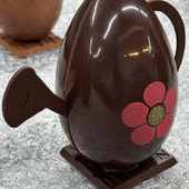 L'arrosœuf 🌸 En exclusivité aux Galeries Lafayette Gourmet.

🥚 Chocolat noir cacao Grand Cru du Cameroun Hévin-Nkolossang 70% garni de fritures et de petits œufs pralinés au chocolat noir.
🥚 Chocolat au lait et garni de fritures et de petits œufs pralinés lait.

🇬🇧 Arrosœuf 🌸 Exclusively at Galeries Lafayette Gourmet.

🥚 70% Grand Cru dark chocolate from Cameroon, topped with fritters and small dark chocolate praline eggs.
🥚 Milk chocolate topped with fritters and small milk praline eggs.

#JeanPaulHevin #chocolatier #chocolatdepaques #chocolatierparis #hévinnkolossang #MeilleurOuvrierdeFrance #RelaisDesserts