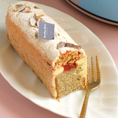 Cake Tea Time vanille fraise 🍓

Un biscuit amande extra moelleux, recouvert de crème à la vanille et de coulis de fraise puis surmonté d'une coque façon macaron. Ne serait-ce pas le goûter idéal ? 

🇬🇧 Vanilla Strawberry Tea Time Cake 🍓

An extra-moist almond sponge, layered with vanilla cream and strawberry coulis, all topped with a macaron-style shell. Wouldn't this be the perfect afternoon treat?

#JeanPaulHevin #pâtisserie #cake #teatime #MeilleurOuvrierdeFrance #RelaisDesserts
