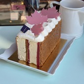 Belles-Feuilles 🌿

Le plaisir de redécouvrir le millefeuille dans une exquise version glacée pour l’été : feuilletage caramélisé, parfait glacé à la vanille, gelée de fraises et chantilly à la vanille. Accompagné d'un coulis de fraises.

📍Disponible dans notre boutique Vendôme, 231 rue Saint-Honoré, Paris 1.

🇬🇧 Belles-Feuilles 🌿

The pleasure of rediscovering the mille-feuille in an exquisite frozen version for the summer: caramelized puff pastry, vanilla parfait ice cream, strawberry jelly, and vanilla whipped cream. Served with a strawberry coulis.

📍Available in our Vendôme boutique, 231 rue Saint-Honoré, Paris 1st.

#jeanpaulhevin #millefeuille #gateauglacé #meilleurouvrierdefrance #relaisdesserts