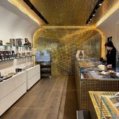 Notre boutique Vendôme est à découvrir tout l'été 🛍

À l'abri de l'effervescence parisienne, notre boutique du 231 rue Saint-Honoré est un véritable écrin. 
Au cœur de l'un des quartiers les plus emblématiques de Paris, se cachent de précieux trésors en chocolat : cacaos rares, pralinés artisanaux, macarons parmi les meilleurs de Paris, confiseries et sélection de pâtisseries... 

📍 Jean-Paul Hévin
231 rue Saint-Honoré, Paris 1

🇬🇧 Discover our Vendôme boutique all summer long 🛍️

Tucked away from the hustle and bustle of Paris, our boutique at 231 rue Saint-Honoré is a true jewel box.
In the heart of one of Paris’s most iconic neighborhoods lie precious chocolate treasures: rare cacaos, handcrafted pralines, some of the finest macarons in Paris, confectionery, and a selection of pastries...

📍 Jean-Paul Hévin
231 rue Saint-Honoré, Paris 1st

#JeanPaulHevin #Paris #RueSaintHonoré #Chocolat #HauteChocolaterie #ParisGourmand #ChocolateLover #ÉtéÀParis #MeilleurOuvrierdeFrance