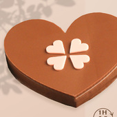 Bouchée irrésistible au praliné amandes et noisettes enrobé de chocolat au lait. En exclusivité pour la fête des mères 🍀

👉 Livraison possible en 1h ou programmée à l'heure de votre choix à Paris, Neuilly-sur-Seine, Levallois-Perret et Clichy.

🇬🇧 An irresistible piece of almond and hazelnut praline coated in milk chocolate. Exclusively for Mother's Day 🍀

👉 Delivery available in 1 hour or scheduled at the time of your choice in Paris, Neuilly-sur-Seine, Levallois-Perret, and Clichy.

#jeanpaulhevin #chocolatierparis #boitedechocolats #fêtedesmères #idéecadeau #MeilleurOuvrierdeFrance #relaisdesserts