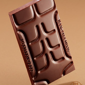 Pour les fondus de chocolat noir, c'est le cadeau idéal. 
Un clin d’œil malicieux pour son papa ! 🏋 Une tablette 100% pâte de cacao origine Cameroun aux notes de cacao frais, acidulé, puissant et long en bouche.

🚲 Livraison possible en 1h ou programmée à l'heure de votre choix à Paris et proche banlieue.

🇬🇧 For dark chocolate aficionados, it’s the perfect gift. A mischievous little nod to Dad! 🏋 A 100% cocoa paste bar originating from Cameroon, featuring fresh, tangy, powerful, and long-lasting cocoa notes.

🚲 Delivery available in 1 hour or scheduled at the time of your choice in Paris and inner suburb.

#JeanPaulHevin #Chocolatier #Chocolat #Fêtedespères #idéecadeau #MeilleurOuvrierdeFrance #relaisdesserts