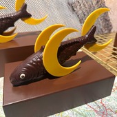 Poisson-Lunes 🌙 Poésie et humour sont toujours au rendez-vous à Pâques.

🇬🇧 Moon-fish 🌙 Poetry and humor are always important at Easter. 

#JeanPaulHevin #chocolatier #chocolatierparis #chocolatdepâques #chocolatcameroun #hévinnkolossang #MeilleurOuvrierdeFrance #RelaisDesserts
