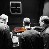 Prendre le temps de choisir, �de découvrir des saveurs.�
De partager un moment.� Ou simplement à se faire plaisir.

🇬🇧 Taking the time to choose, to discover new flavors.
To share a moment, or simply to indulge. 

#JeanPaulHevin #chocolatier #chocolatierparis #boitedechocolats #MeilleurOuvrierdeFrance #RelaisDesserts